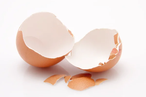 Открыть пустую оболочку яйца на белом фоне — стоковое фото