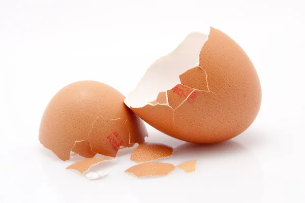 Открыть пустую оболочку яйца на белом фоне — стоковое фото