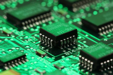 infromation teknoloji bilgisayar kurulu ile transistör ve yeşil ışık