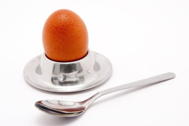 Beyaz arka plan üzerinde izole kaşıkla yumurta