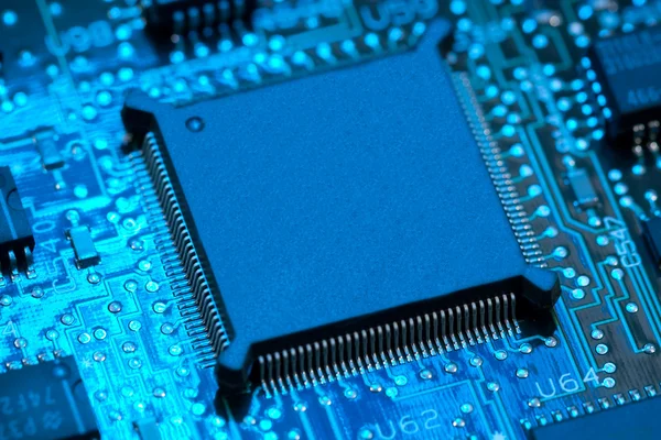 Infromation technológia számítógép fedélzet a cpu és a kék fény — Stock Fotó
