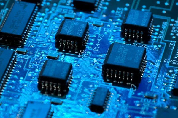 Компьютерная плата с транзистором и синим светом — стоковое фото