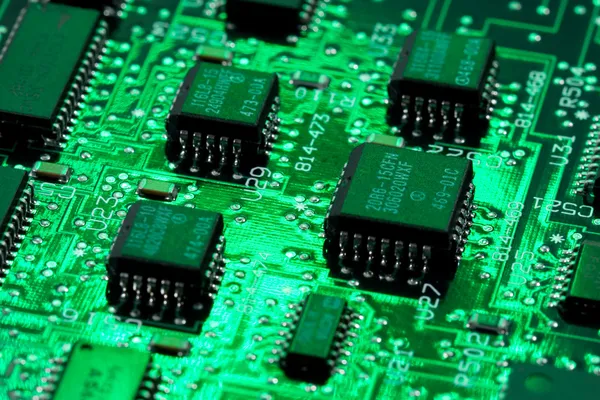 Infromation τεχνολογία υπολογιστή πλακέτα με τρανζίστορ και πράσινο φως — Φωτογραφία Αρχείου