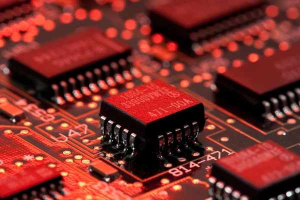 Infromation τεχνολογία υπολογιστή πλακέτα με τρανζίστορ και το κόκκινο φως — Φωτογραφία Αρχείου