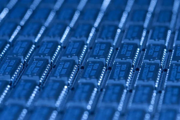 Tablero informático de tecnología de infromación con chips ram y luz azul — Foto de Stock