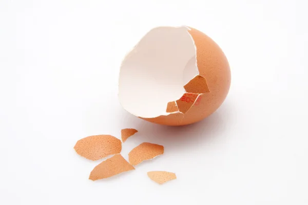 Öppna tomt skal av ett ägg som isolerad på vit bakgrund — Stockfoto