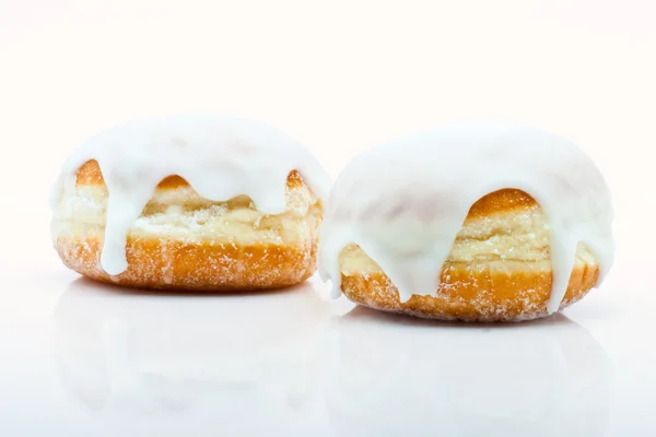 Beyaz arka plan üzerinde izole bir parti için çörek