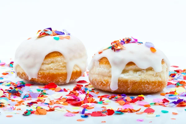 Donuts konfeti beyaz zemin üzerine izole bir parti için