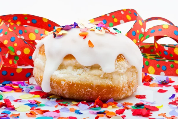 Hava flama ve arkadaşı beyaz zemin üzerine izole bir parti için çörek