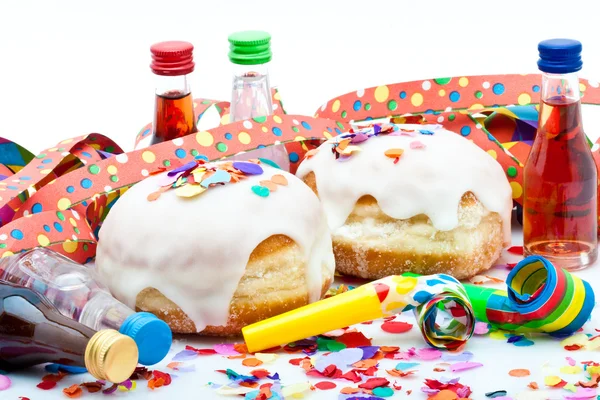 Donuts para una fiesta aislada sobre fondo blanco con serpentinas de aire y conf — Foto de Stock