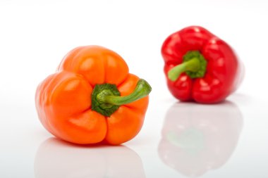 Beyaz backgroung izole turuncu ve kırmızı biber