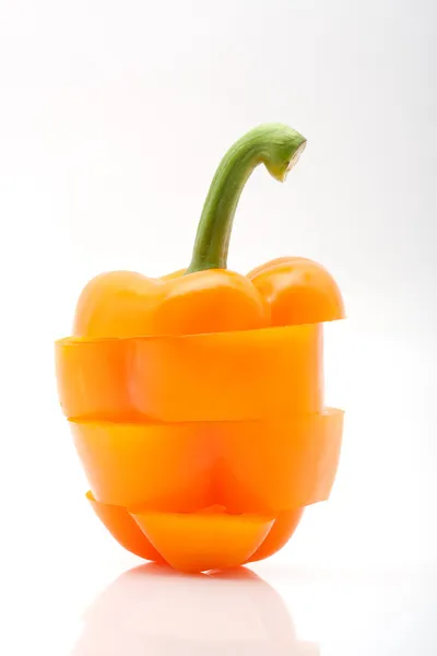 Segmenten van Oranje peper geïsoleerd op witte achtergrond — Stockfoto