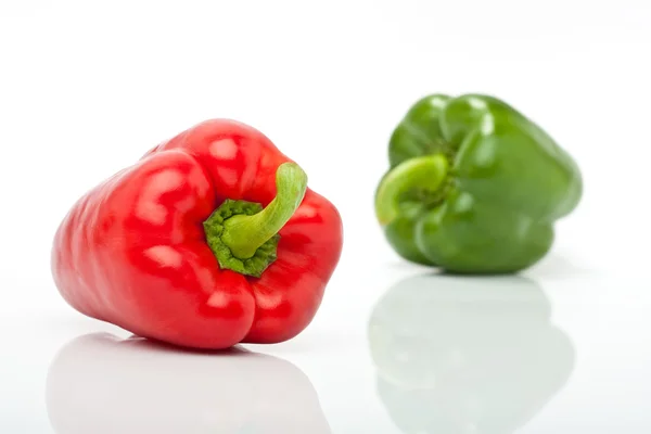 Rode en groene peper geïsoleerd op witte achtergrond — Stockfoto