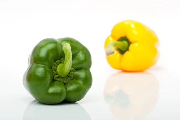 Gele en groene peper geïsoleerd op witte achtergrond — Stockfoto