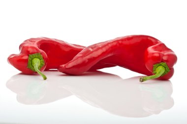 Beyaz arka planda izole edilmiş iki kırmızı biber.