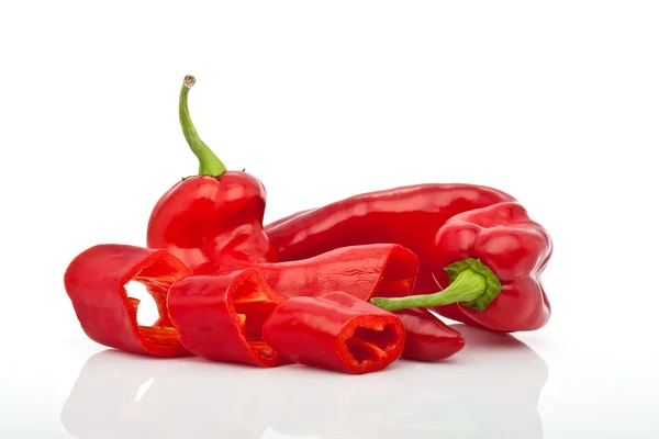 Beyaz arka plan üzerinde izole doğranmış kırmızı acı biber