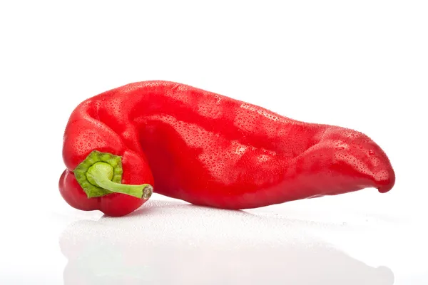 Kırmızı acı biber su ile izole üzerinde beyaz arka plan damla