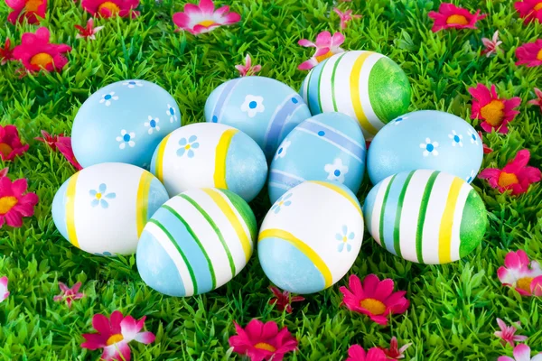 Colorful painted easter eggs located on a meadow with flowers — Stock Photo, Image