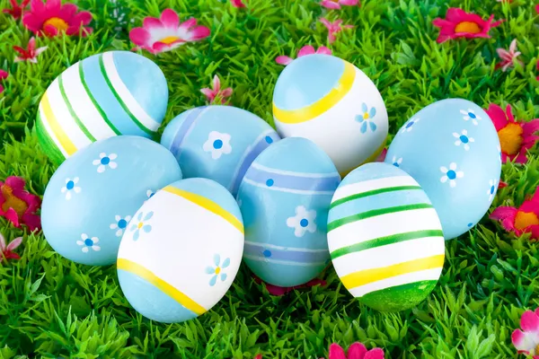 Colorful painted easter eggs located on a meadow with flowers — Stock Photo, Image