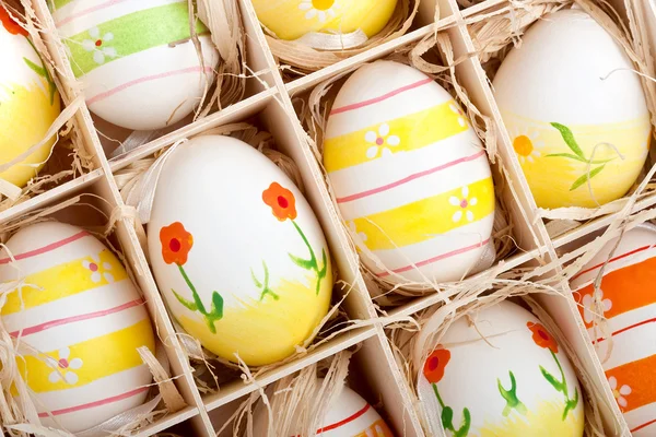 Oeufs de Pâques peints colorés dans une boîte en bois — Photo