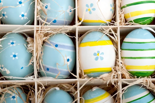 Oeufs de Pâques peints colorés dans une boîte en bois — Photo