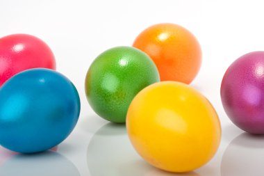 çok izole beyaz arka plan üzerinde renkli Paskalya yumurtaları