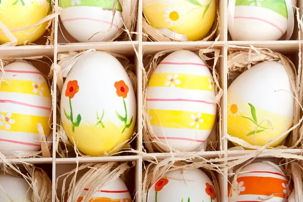 Oeufs de Pâques peints colorés dans une boîte en bois — Photo