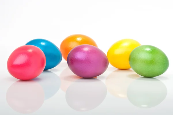 Beaucoup d'œufs de Pâques colorés isolés sur fond blanc — Photo