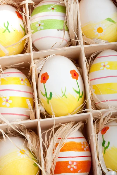 Surtido coloridos huevos de Pascua pintados en una caja de madera —  Fotos de Stock