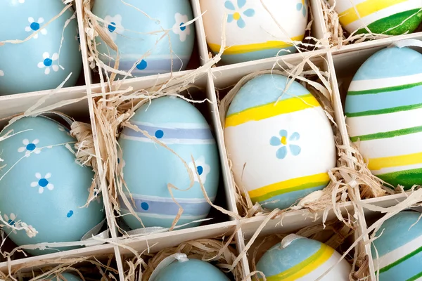 Oeufs de Pâques peints colorés dans une boîte en bois — Photo