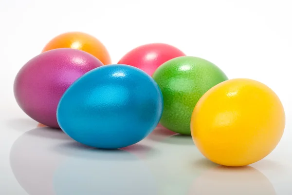 Lote de huevos de Pascua coloridos aislados sobre fondo blanco — Foto de Stock