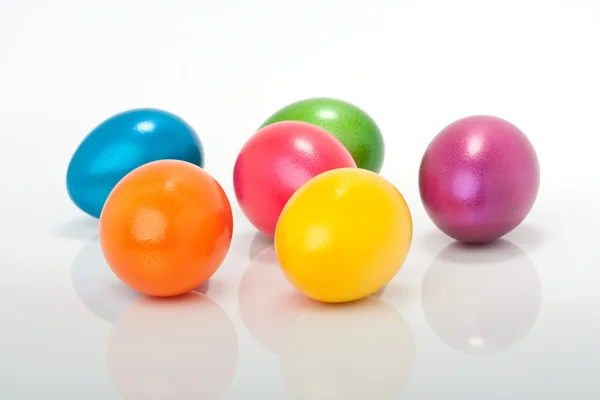 Beaucoup d'œufs de Pâques colorés isolés sur fond blanc — Photo