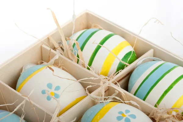 Assortiti colorati uova di Pasqua dipinte in una scatola di legno — Foto Stock