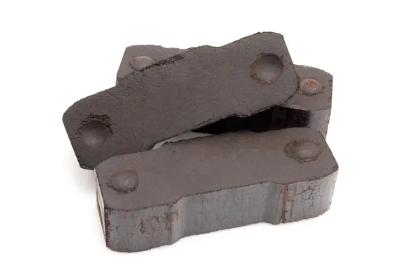 Beyaz arka plan üzerinde izole üç kömür briket yığını