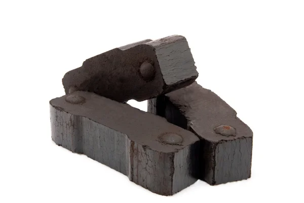 Pile de trois briquettes de charbon isolées sur fond blanc — Photo