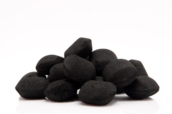 Beyaz arka plan üzerinde izole kömür yığını