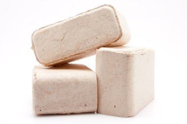 Beyaz arka plan üzerinde izole odun briket yığını