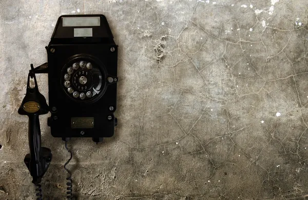 Stary telefon na mur beton — Zdjęcie stockowe