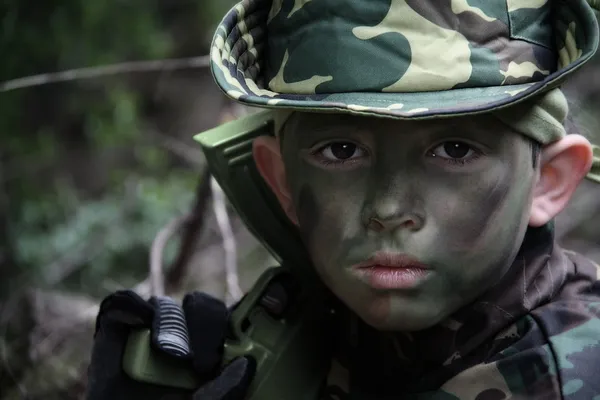 Мальчик-солдат — стоковое фото