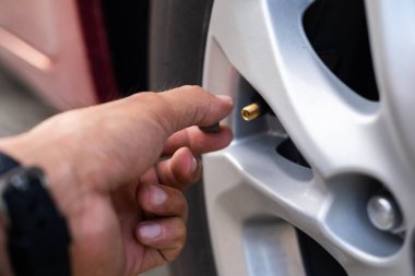 Asya adam araba denetim Ölçü miktarı Şişirilmiş Kauçuk lastikler araba. Otomotiv, otomobil imajı için otomobil lastiği basınç ölçümü için yakın el tutma makinesi Şişirilmiş basınç göstergesi