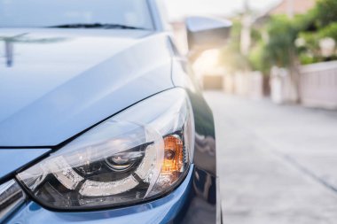 Otomotiv yolundaki otomotiv kapanış günbatımı arka planda ulaşım için, doğadan araç arazisine seyahat yaz yolculuğu için güneş ışığı ve yaşam tarzı