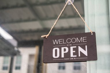 Lokantada kapalı ve açık tabelalı Asyalılar, kilit altında tutulan fikirlere karşı özgürlük turist seyahatinin kilidini açıyor. Müşteri yaşam tarzı için açık ve kapalı. Coronavirus hastalığı sırasında yeni normol açılıp kapanıyor.