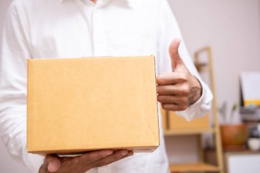 Asyalı erkek el yazısı ürün listesi depodaki çevrimiçi müşteri için notta internetten iş kargo tedarik pazarı servis ofisi formuna kadar ürünler sipariş ediyor..