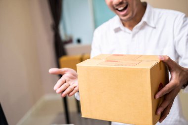 Asyalı erkek el yazısı ürün listesi depodaki çevrimiçi müşteri için notta internetten iş kargo tedarik pazarı servis ofisi formuna kadar ürünler sipariş ediyor..