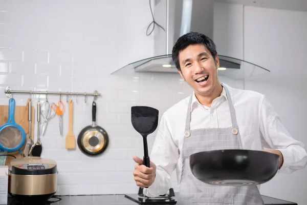 Азійський Шеф Кухар Смажив Яйця Сковороді Щоб Поїсти Кухні Газовій — стокове фото