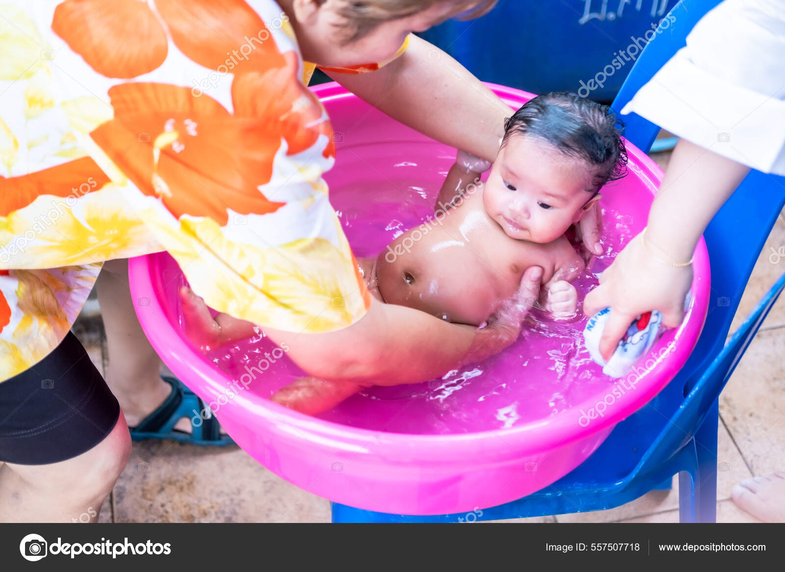 maman asiatique douche bébé pour nettoyer la saleté donner à l'enfant dans  le bain récipient