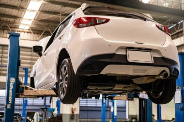 BANGSAEN THAILAND MAR 2022 Bu araba mazda 2 marka japan araba tamiri için bekliyor garaj galerisinde, Tayland galerisinde park etmiş oda müşterisi Illustrative editoryal görüntü için.