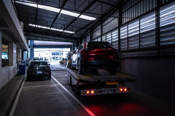 Bangsaen Thailand Mar 2022这款日本品牌汽车Mazda 2正在车库里等待修理 车库里的电梯在停放着顾客的房间里停放着 以获取说明性的编辑图像 — 图库照片