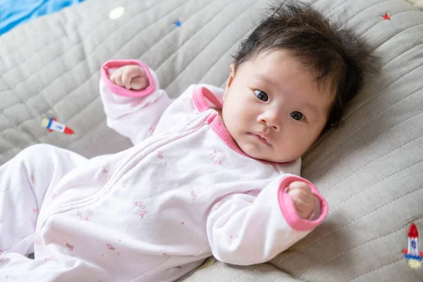 Asyalı yeni doğmuş bebek anne ile göz teması yumuşak yatak metaforunda mutlu aileleri olan çocukların tatlılığı anne ve bebek için bebek ürünleri üreten sağlıklı yaşam tarzı.