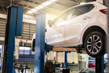 BANGSAEN THAILAND MAR 2022 Bu araba mazda 2 marka japan araba tamiri için bekliyor garaj galerisinde, Tayland galerisinde park etmiş oda müşterisi Illustrative editoryal görüntü için.